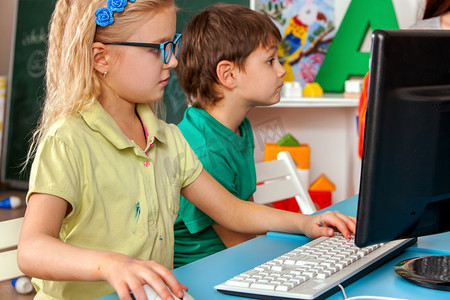 儿童电脑类我们为教育和视频游戏.