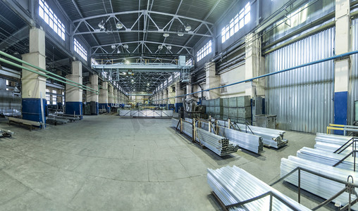 声势浩大摄影照片_工厂、车间和仓库的工业景观，铝制金属和空白材料的长剖面形式.