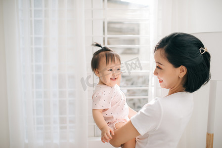 妈妈和孩子摄影照片_亚洲婴儿和妈妈与微笑