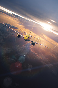 在有阳光的日落时间通过美丽云彩飞行的飞机