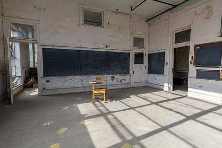 废弃学校设有单人复古木课桌的教室
