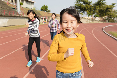 亚洲孩子摄影照片_快乐的小女孩，在轨道上运行