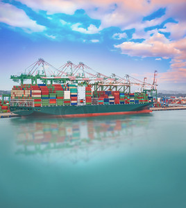 货运船摄影照片_日落时港口国际集装箱船的后勤和运输、货运、航运、航运概念