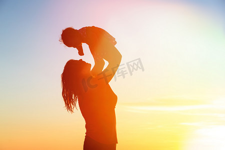 小小摄影照片_快乐妈妈和宝宝在日落海滩玩母亲节