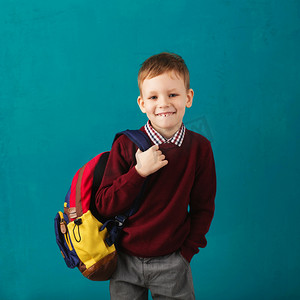 摄影照片_穿着校服背着书包的小男孩
