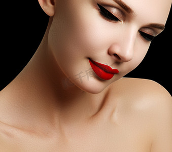 美丽的时尚女人模型脸肖像与红色口红