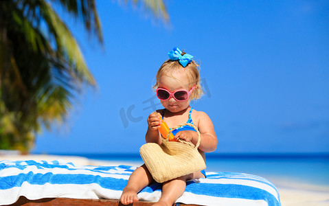 防晒霜在海滩上的可爱小女孩