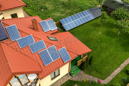 有太阳能电池板和壁炉架的新自治房屋的空中景观