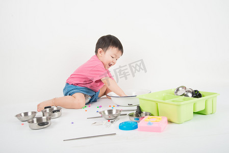 小小的工位摄影照片_小亚洲小孩2岁玩厨房玩具 