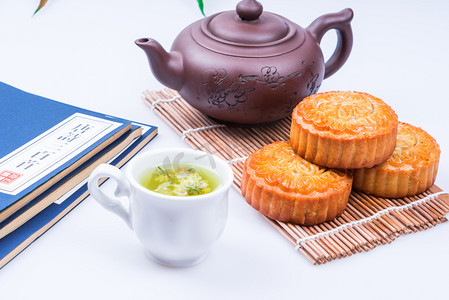 中秋节赏月吃月饼摄影照片_中国的传统节日，中秋节月饼和茶