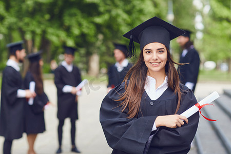 入驻仪式摄影照片_以大学毕业生为背景的年轻女毕业生.