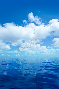水彩蓝色天空背景摄影照片_蓝色平静的海面水与云镜面