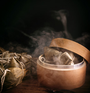 宗子，蒸饭饺子放在木桌上蒸锅里，端午节著名美食端子设计理念，关门，抄袭空间.