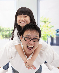 幸福的亚洲家庭。父亲和小女孩
