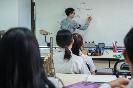 学生教师摄影照片_亚洲老师给予教训