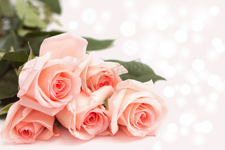 蒂芙尼玫瑰金戒指grp07019摄影照片_粉红色的背景上的玫瑰