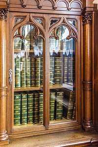 老的书柜，带历史法律书籍
