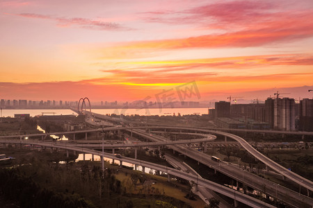 金色建筑杭州摄影照片_日出的桥梁鸟图