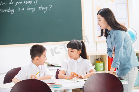 教师节黑板写字摄影照片_老师和小学生们在教室里