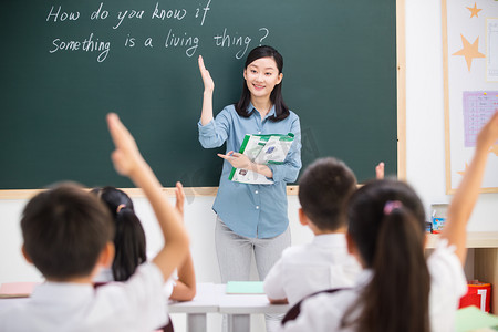 举手图片摄影照片_老师和小学生们在教室里