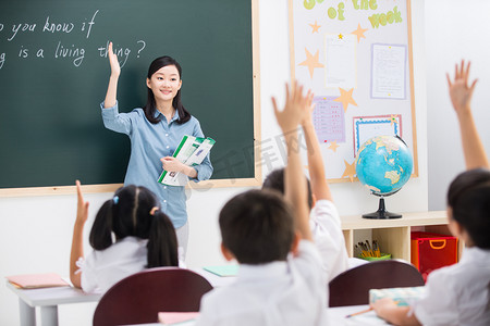 在中国摄影照片_老师和小学生们在教室里人物