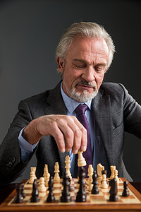 老年男人下国际象棋