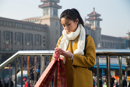 旅行箱旅游摄影照片_青年女人在站前广场