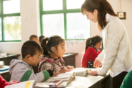 乡村女教师和小学生在教室里