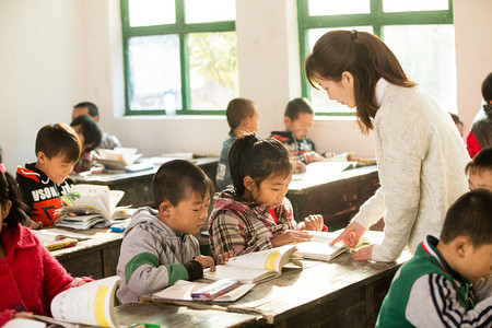 为梦想而战文字摄影照片_乡村女教师和小学生在教室里