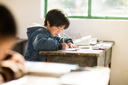 专注摄影照片_乡村小学里的小学生