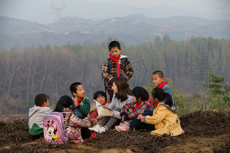 可爱风景摄影照片_乡村教师和小学生在户外学习