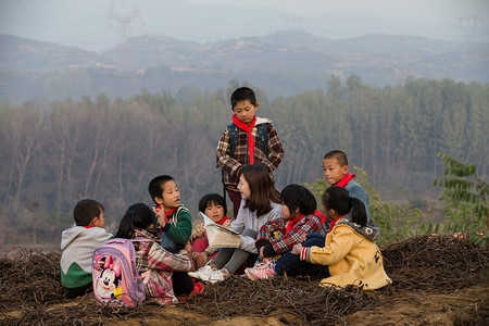 乡村教师和小学生在户外学习