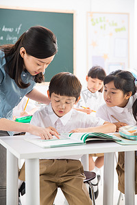 奉献摄影照片_老师和小学生们在教室里