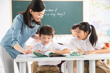 可爱女生微笑摄影照片_老师和小学生们在教室里人物