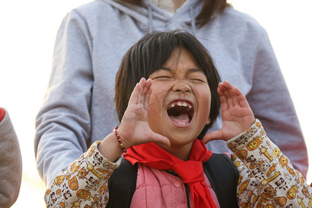 乐观图片摄影照片_乡村教师和小学生在户外学习