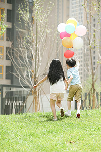 彩色气球摄影照片_快乐儿童在草地上玩耍