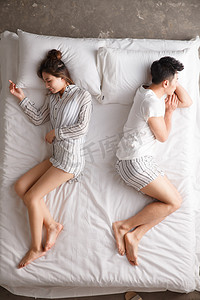 美女背摄影照片_青年情侣在床上睡觉
