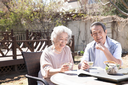 日光庭院摄影照片_老年夫妇在庭院喝茶