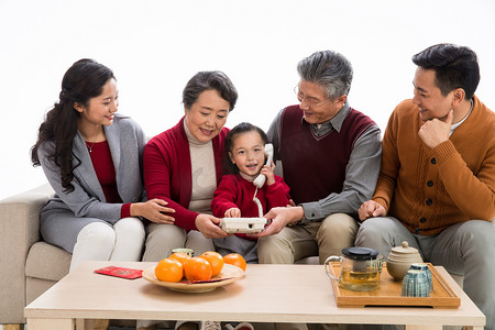 白色茶具摄影照片_幸福家庭打电话拜年