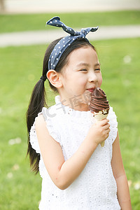 儿童冰淇淋摄影照片_小女孩吃冰淇淋