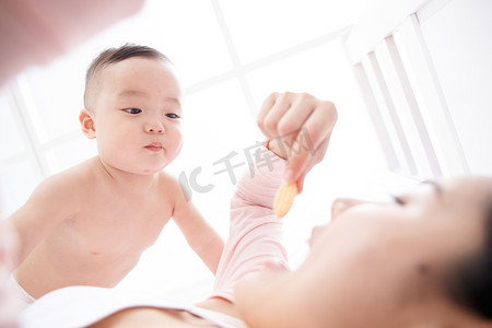 辅食摄影照片_可爱的男婴吃辅食