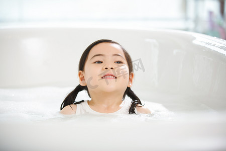可爱设施摄影照片_可爱的小女孩在洗澡