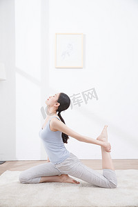 青年女人练习瑜伽