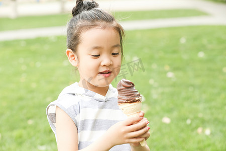 小女孩吃冰淇淋