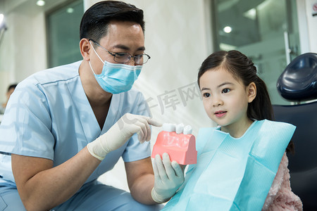 可爱的小女孩和牙医