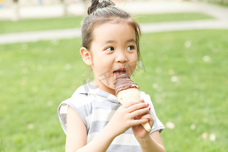 儿童冰淇淋摄影照片_小女孩吃冰淇淋