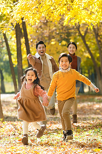中国黄色摄影照片_幸福家庭在户外玩耍
