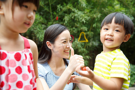 幼儿园里教师在安慰受伤的儿童