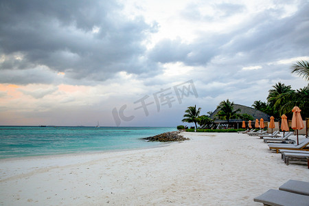 太阳伞摄影照片_马尔代夫海景风光