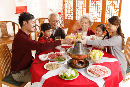 火锅肉摄影照片_幸福家庭过年吃团圆饭